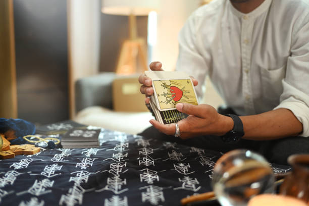 Warum Tarot für viele Menschen ein Werkzeug zur Selbstreflexion geworden ist Warum Tarot für viele Menschen ein Werkzeug zur Selbstreflexion geworden ist